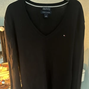 Tommy hilfiger tröja  - Helt okej skick, tycker den är fin men inte riktigt min stil. Storlek M men sitter som S.  Jättefin nu till sommaren om man vill ha en lite tunnare tröja 😍