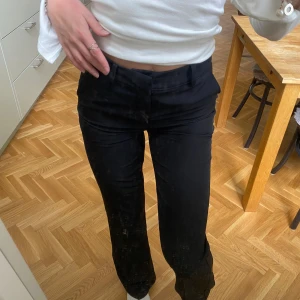 Kostymbyxor - Svarta kostymbyxor från Bikbok i storlek XS. 🥰