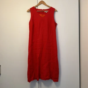Klänning  - Fin klänning använd ett fåtal gånger. 100% Linne