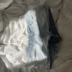 Shorts - Jättesöta lågmidjade shorts med rosa detaljer på fickorna som tyvärr är för stora
