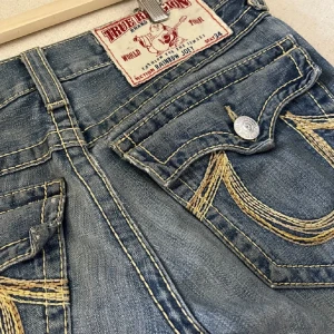 True religion jeans - Säljer dessa jättesnygga riktiga bootcut true religion jeansen, köpte för 1200kr på en retrobutik, därav priset. Alla hål syns på bilderna men om du vill ha fler så skriv gärna privat!! Säljer då det inte riktigt är min stil längre🥰