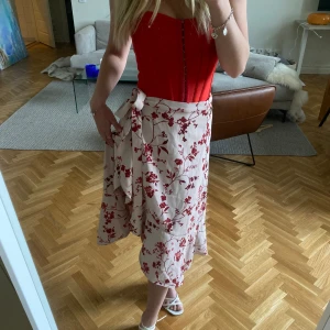 Blommig kjol - Söt blommig omlott-kjol från MQ (märket Stockhlm) i storlek XS. Fint skick! 🥰