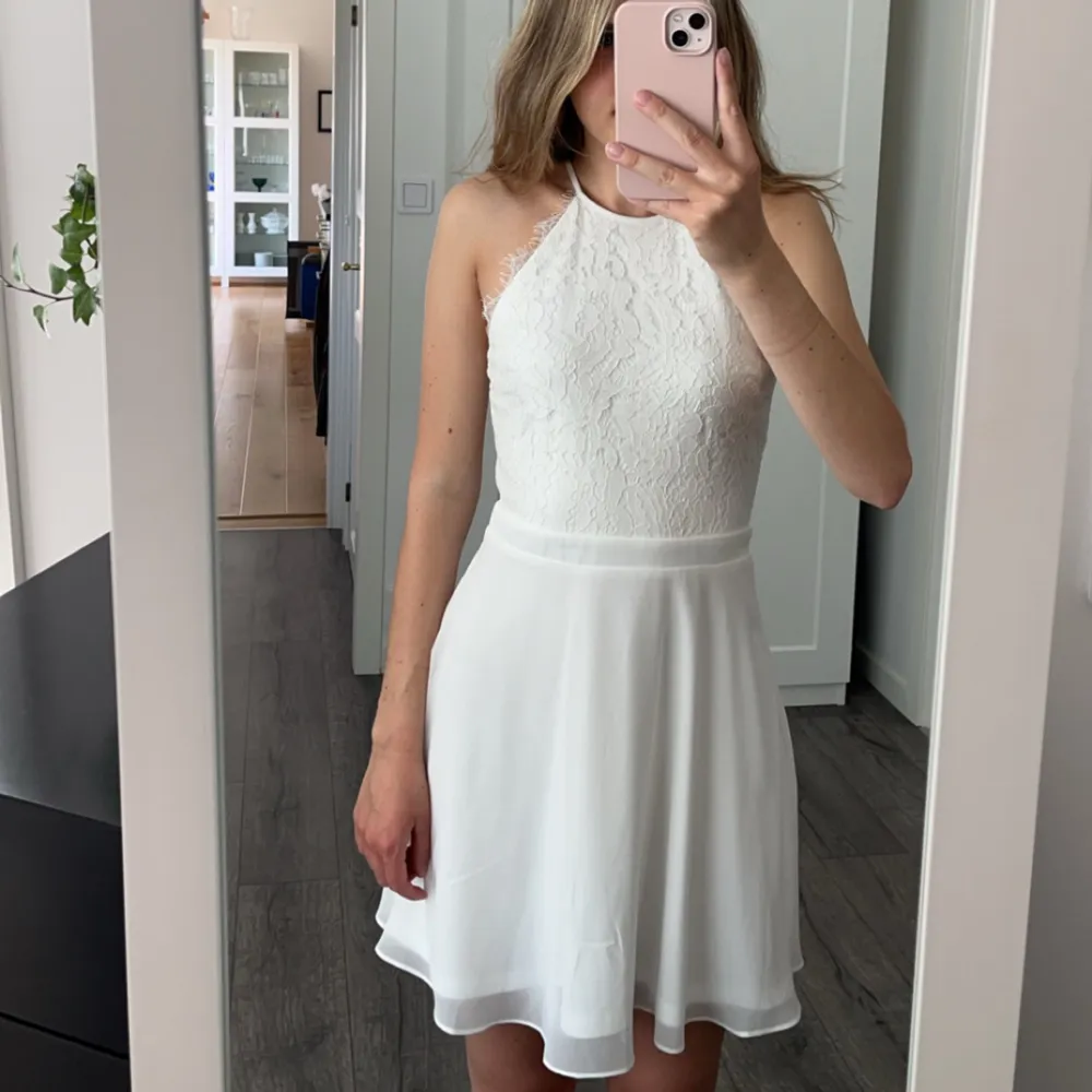 Jättefin vit klänning med lite spets. Klänningen är helt ny och lappar finns kvar och säljs på grund av att den aldrig kommit till användning. Passar perfekt till skolavslutning, student eller som en vanlig sommarklänning! 🥰. Klänningar.