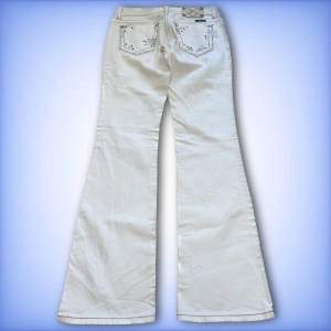 Ett par jätte fina vita bootcut miss me jeans! Passar bra nu när sommarvädret börjar kicka in! 🌞 hör av dig ifall du har frågor!