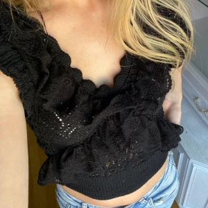 Topp från Zara - Säljer denna superfina topp från Zara i strl s(passar även xs), i bra skick! Köpte förra augusti, och har endast använt den två gånger, därmed är den i nyskick. Kan skicka fler bilder vid intresse! 