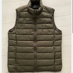 Dun väst uniqlo - Säljer en fin dun väst väst av märke Uniqlo