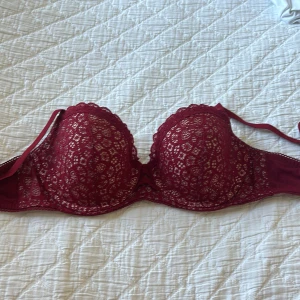 Victoria Secret BH - En röd BH från Victoria Secret i bra skick.  Storlek 32DD