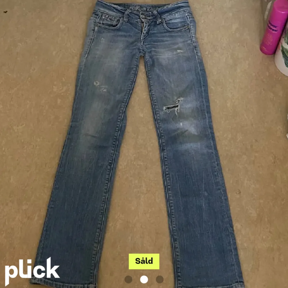Lågmidjade bootcut jeans, 36 cm midja rakt över innerbensmått 80 cm. Dock så är de uppsprättade längst ner vid benet så egentligen är de lite längre. Väldigt fint skick, superfin modell, säljer pågrund av att de är för korta💗. Jeans & Byxor.