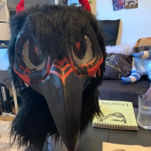Fågel mask - Denna masken säljer jag för att jg inte använder den, pälsen går att dra av och du kan måla om masken. Masken har jag gjort så den ska passa mig men du kan ta bort allt på insidan och fixa så den passar dig istället. Munnen är väldigt trög.