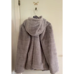 Fluffig Jacka - Jätte mysig och fluffig vår / höst jacka 🤍 Osäker på storleken men tror det är en xs / 34