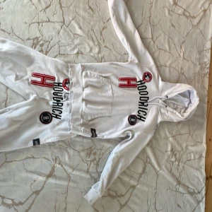 Tja säljer mitt Hoodrich sätt då de är för litet.  - Den har bra skick och just denna modell gå finns inte att köpa längre, storlek xs. Finns att leverera.  Priset är 650 kr för båda. 