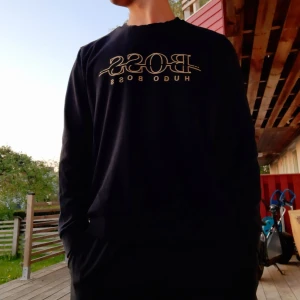 HUGO BOSS - Är du intresserad av fina och sköna märken då har du kommit rätt. "HUGO BOSS" (skick 8/10) Den är i storlek XXL men passar dig som har XL och L 