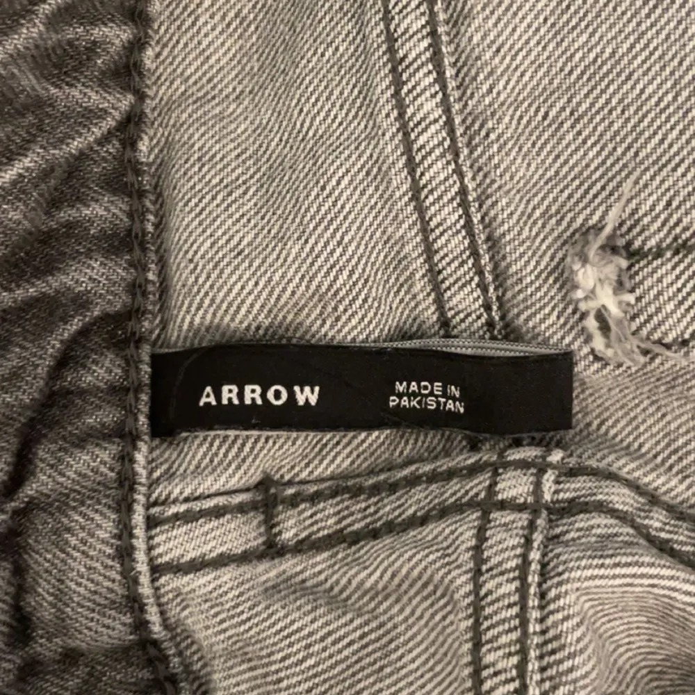 Jätte fina jeans från Weekday, använda fåtal gånger och säljs på grund av köpt i fel storlek! Passar mig i längden och jag är 165cm. Modellen heter ARROW 💛. Jeans & Byxor.