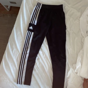 Adidas byxor  - 11-12 år 9/10 jätte bra skick svart vita adidas byxor köparen står för frakten 80kr