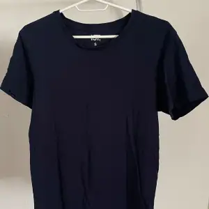 En marinblå T-shirt. Säljer pga används ej. Tar endast kontanter.