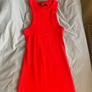 Röd klänning från Bikbok. Aldrig använd. Tight. Bra kvalitet. 