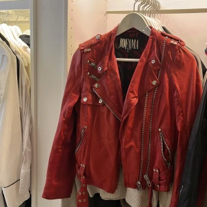 Jofoma by Kenza - Fin skinnjacka från bloggaren kenzas kollektion 