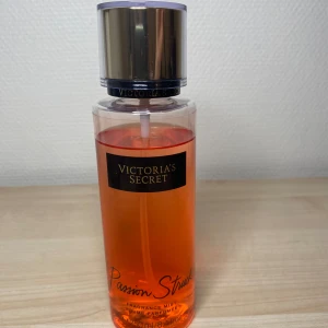Body mist Victoria’s Secret - Passion Struck - Flaskan är 250ml och den är inte alls mycket använd. 