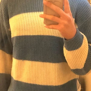 stickad tröja - Tröjan är jätteskön och fin, men inte min stil längre. Den är från Gina tricot, med storlek 158/164 (så typ en small) den har inga hål eller fläckar! Vänligen kontakta före du vill köpa 💕