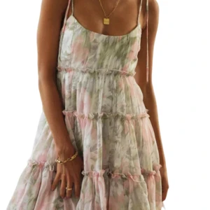 Klänning  - Säljer denna super söta klänning som är helt oanvänd som jag fick hem förra veckan. Säljer då jag inte kommer ha användning för den. Nypris: 500kr+ frakt 