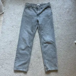 Low waist straight jeans från Gina Tricot i väldigt gott skick. Storlek:32