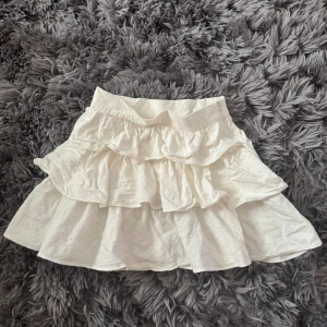 Kjol - Säljer denhär kjolen då den tyvärr blivit för liten för mig❤️