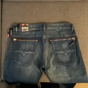 Helt nya DIESEL jeans med prislappen kvar endast testade. Köpta för 1500 säljer för 800kr vid mer frågor är det bara och skriva Mvh Leona🥰