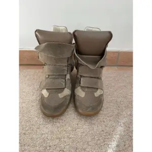Sjukt snygga Isabel Marant skor med kilklack i en härlig brun/grön färg😍 super trendiga och bekväma!💕