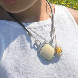 Stort halsband  - Säljer superfint halsband (den med vitt stort hänge) köpt vintage! Ena spännet har gått sönder men inget man tänker på att påverkar så mkt 🥰