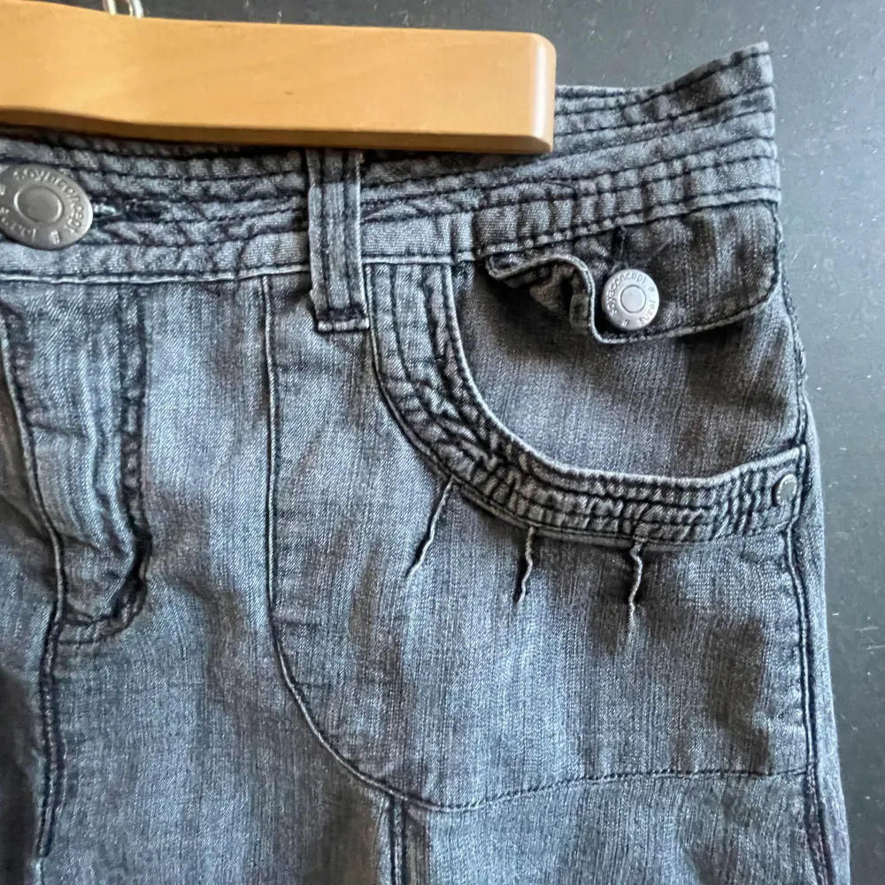 Säljer denna jätte fina vintage mörkgråa jeanskjol med volanger, perfekt till sommaren. Storleken står inte men jag skulle gissa på mellan M-L/38-40, dock är den väldigt lätt att sy in i midjan om det så skulle behövas💓. Kjolar.