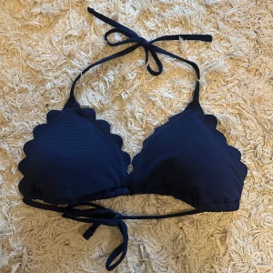 Mörkblå bikini överdel  - köpt på Cubus 🥰säljer då den inte passar längre! Köparen står för frakten 
