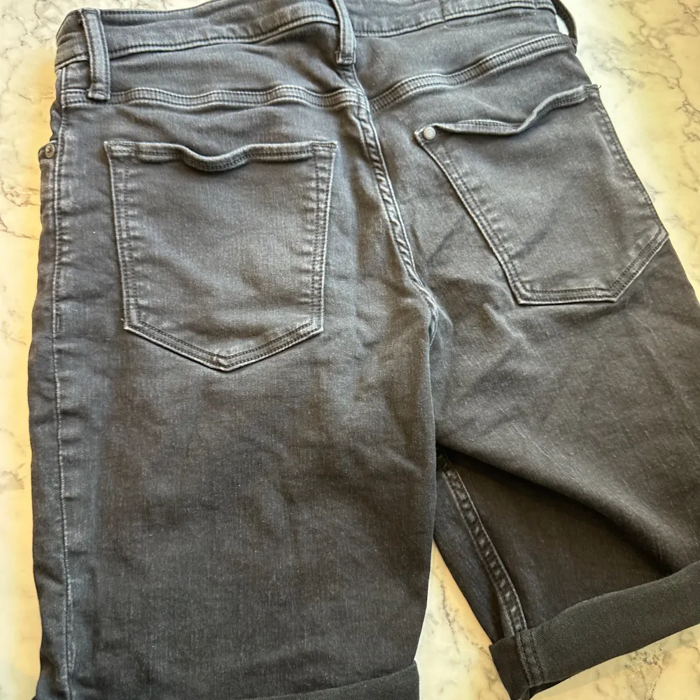 Svarta jeansshorts från HM i storlek 30. Har ett extremt mjukt material och blir därför lätt att röra sig i. Jeansen är vikta längst ner vid låren och fickorna är stora nog. En perfekt byxa för sommaren! . Shorts.