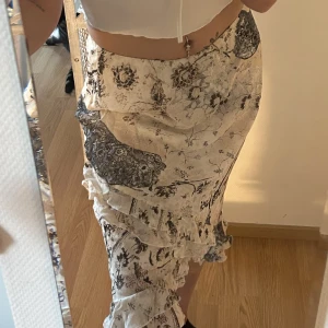 Långkjol - Helt oanvänd långkjol med volanger. Såå fin. Står ingen storlek men skulle gissa på en s/m