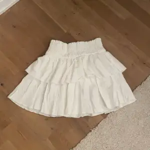 En jättefin kjol använd 1-3 gånger men används ej! 🌸 Köpt för ca 109kr