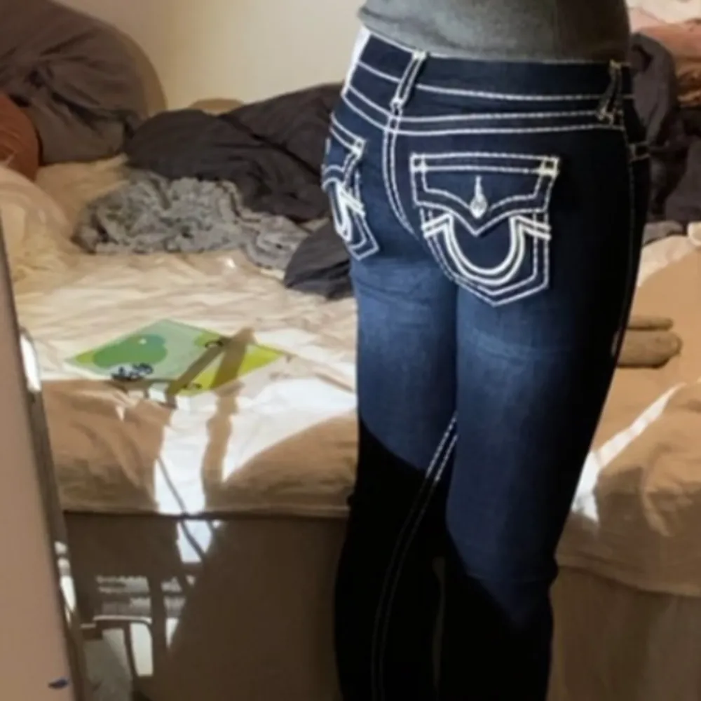 Säljer dessa sjukt snygga true religion jeans köpta på NK💕 Nypris: 3000kr och det är i väldigt fin skick🥰 Storlek 27 och passar mig som har 36 i vanliga fall och 170 lång :) Modellen joey low rise flare 🤩. Jeans & Byxor.