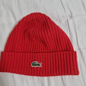 Lacoste mössa  - Oanvänd mössa. Säljer då den nt kommer till användning. Köpt för ca 500kr säljer för 150kr