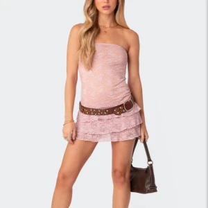 Scarlet layered Lance mini dress - Söt ljusrosa klänning från edikted som jag säljer för 479, nypris är 985kr. Säljer eftersom den ej har kommit till andvändning, har använt den endast 1gång så är i helt nyttskick!💗