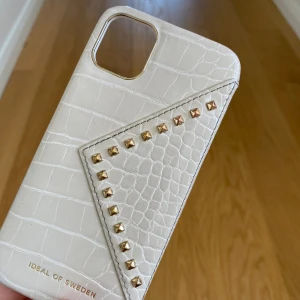 Mobilskal - Köpt från Ideal of Sweden, det har tyvärr rostat på gultnitarna. 🤍