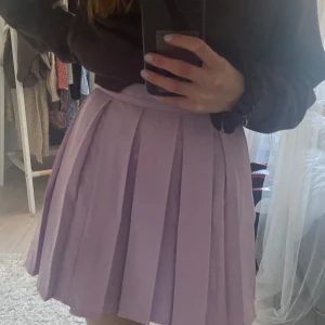 Kjol - Jättefin lila kjol. Knappt använd, och i väldigt bra skick. Den är inte för kort och passar mig även fast jag har långa ben. Har dragkedja där bak. 