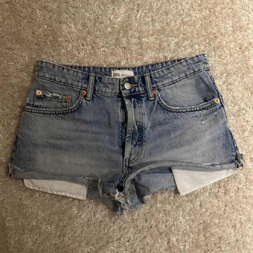 Dessa Lågmidjade shorts från Zara som tyvärr inte passar mig då dom är för stora! Köpta på plick men helt oanvända!💕. Shorts.
