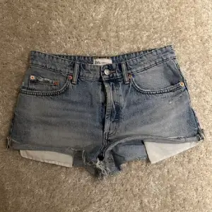 Dessa Lågmidjade shorts från Zara som tyvärr inte passar mig då dom är för stora! Köpta på plick men helt oanvända!💕