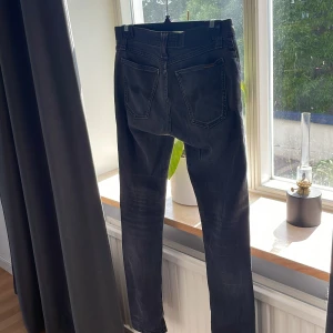 Nudie jeans grim Tim  - Riktigt snygga nudie jeans, säljes pga att jag köpte dom och inte passade. Nypris 1600kr mitt pris 249kr. Skulle kunna tro att de passar 29/30-32. Skriv vid minsta lilla fundering 💭!
