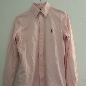 Fin skjorta från Ralph L köpte 1399kr säljer för 150kr. Har aldrig använt 