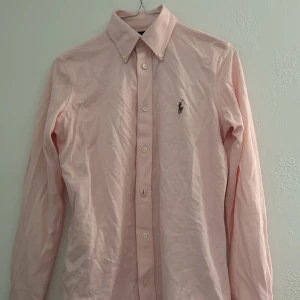 Ralph L skjorta  - Fin skjorta från Ralph L köpte 1399kr säljer för 150kr. Har aldrig använt 