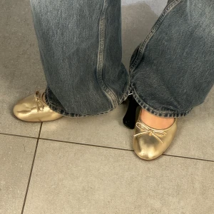 Guldiga ballerinaskor  - Såå fina ballerinaskor från H&m, de är helt slutsålda på hemsidan! Strl 38 och passar en 38!