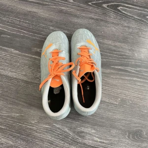 Fotbollsskor - Fotbollsskor säljer. Puma storlek 38,5. Obetydligt använda.