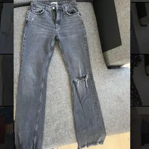 Grå jeans i bra stick får Gina tricot. Stolek 36 men de är ganska långa i längden (är 172cm)