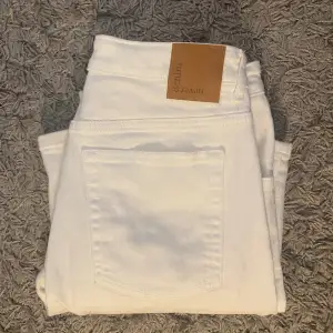 Vita jeans som är bootcut liknande. Priset kan diskuteras vid snabb affär🤍