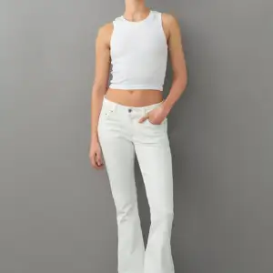 Säljer mina nya låg midjade vita jeans i storlek 36, från Gina Tricot💕Jeansen är i bra skick då dom använts få gånger💓 säljer pga för stor storlek. Nypris 499 men säljer för 350💞 pris kan diskuteras💓