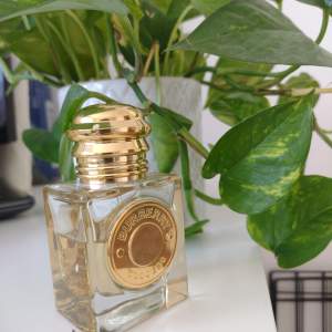 Supergoda burberry parfymen som verkligen luktar gudomligt 💞 Orginalpris för 30 ml är 700kr💞 Priset kan diskuteras vid snabb affär😍